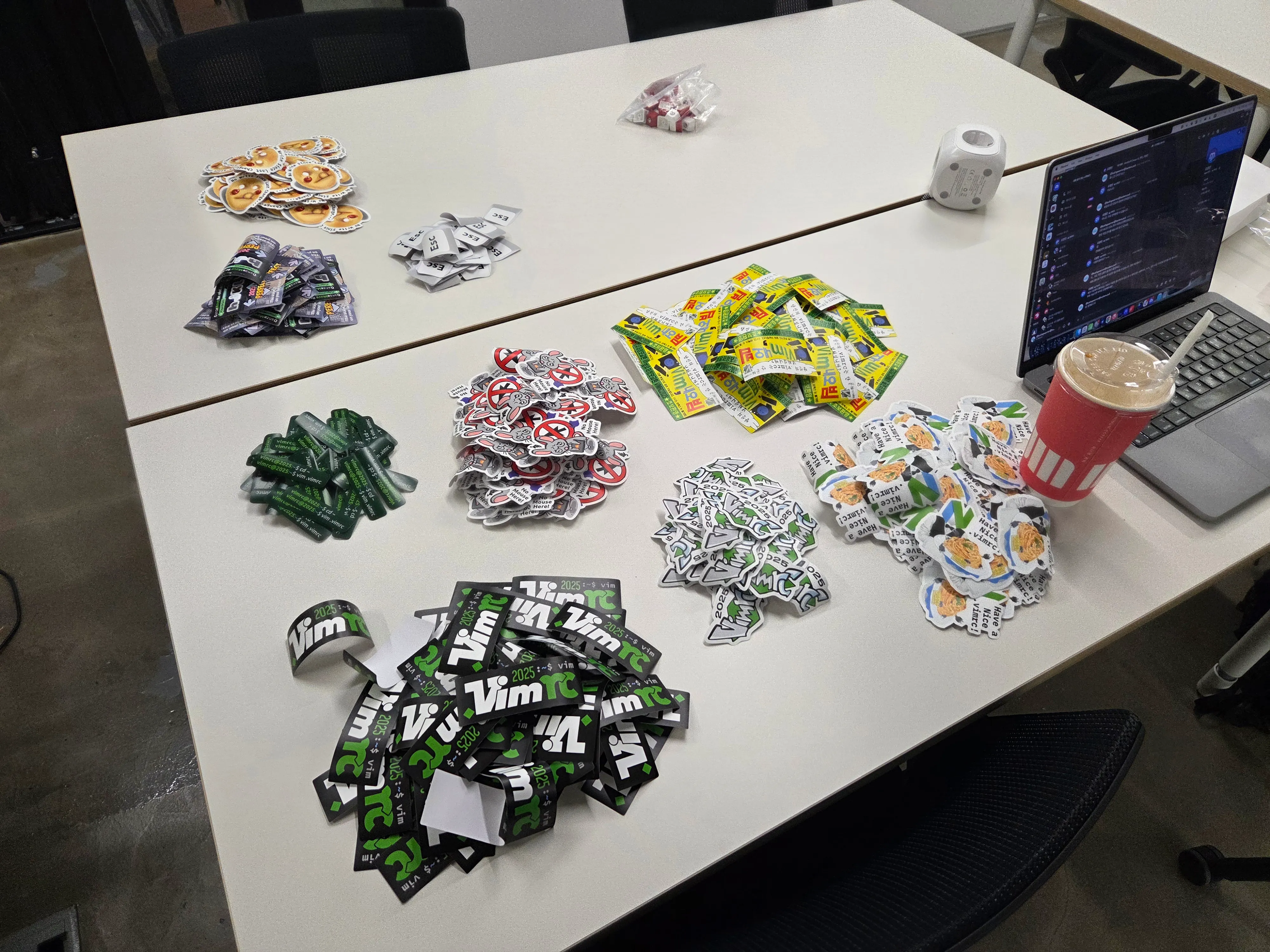 Vim에 애정을 가진 사람들의 밋업 vimrc 2025에서 뿌릴 스티커를 왕창 준비했고, 그럼에도 남아도는 모습이다