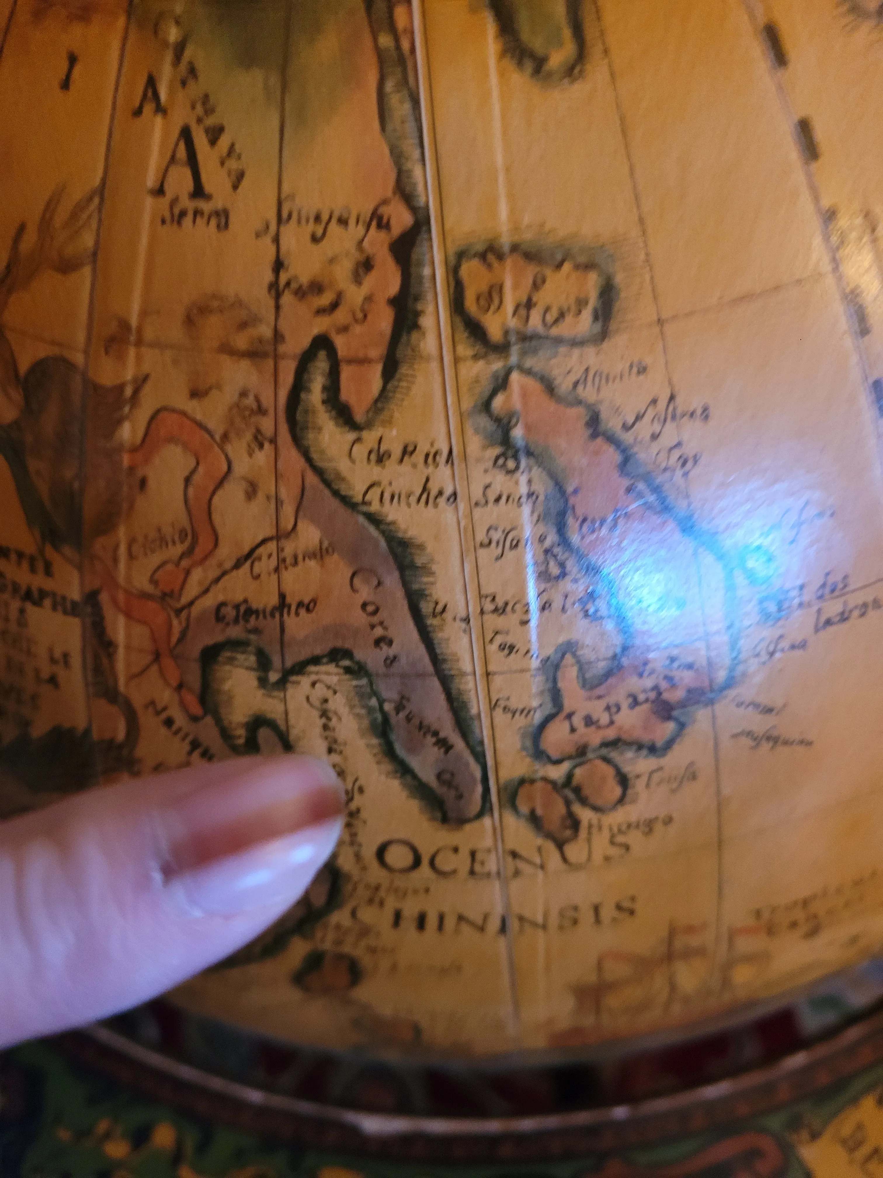 스페인 바르셀로나의 까사 바뜨요, 바뜨요의 집에 있던 지구본에서 한반도를 변규홍 왼손 검지손가락이 가리키고 있다.