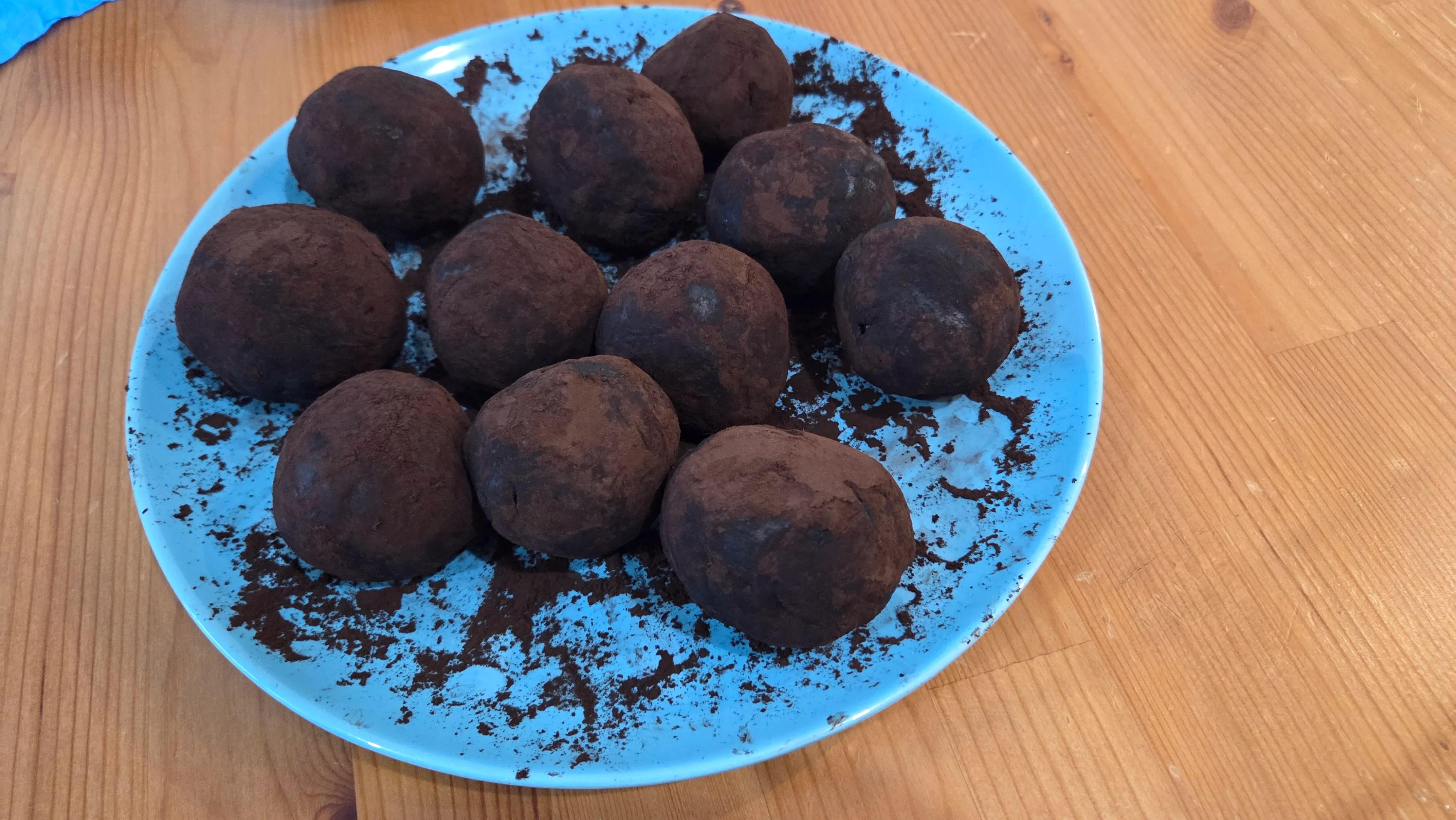 파란 접시 위의 두쫀쿠